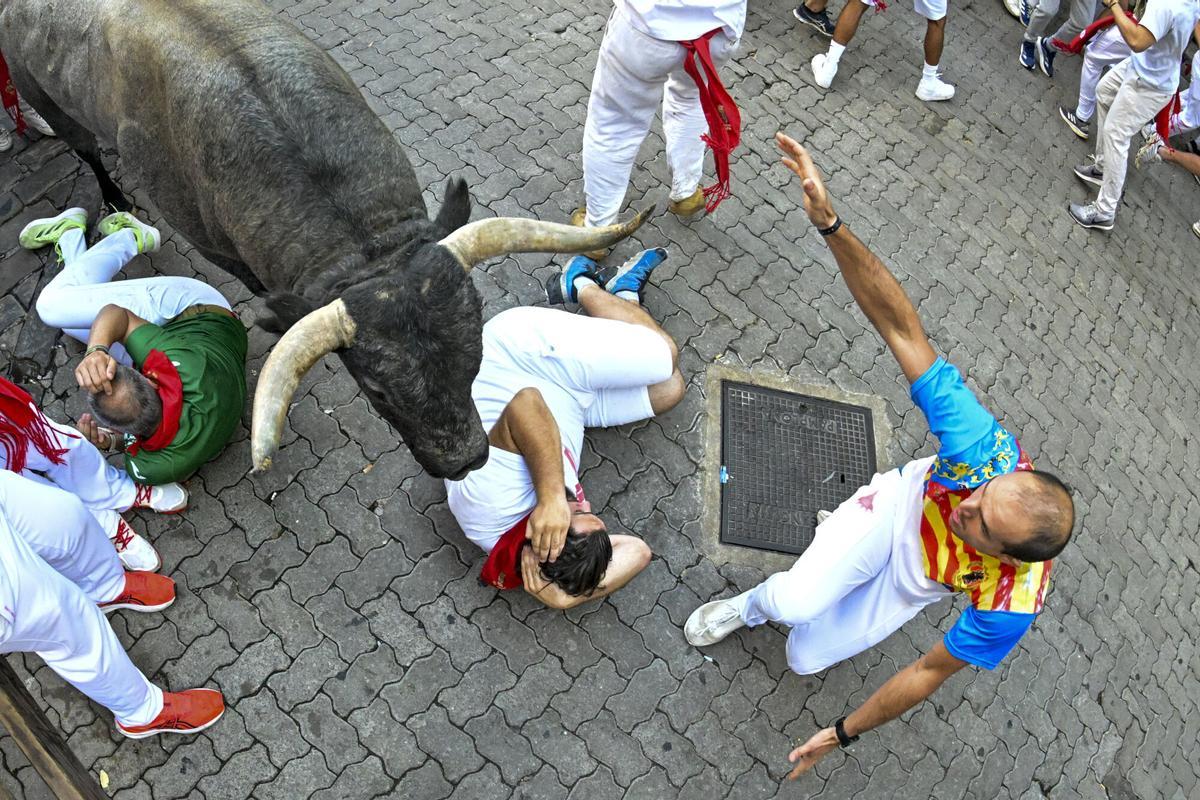 Los toros de José Escolar protagonizan un veloz y atropellado quinto encierro de los Sanfermines.