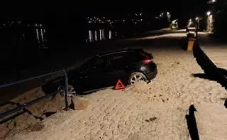 Segundo coche que acaba en dos semanas en la playa de Chancelas, en Poio