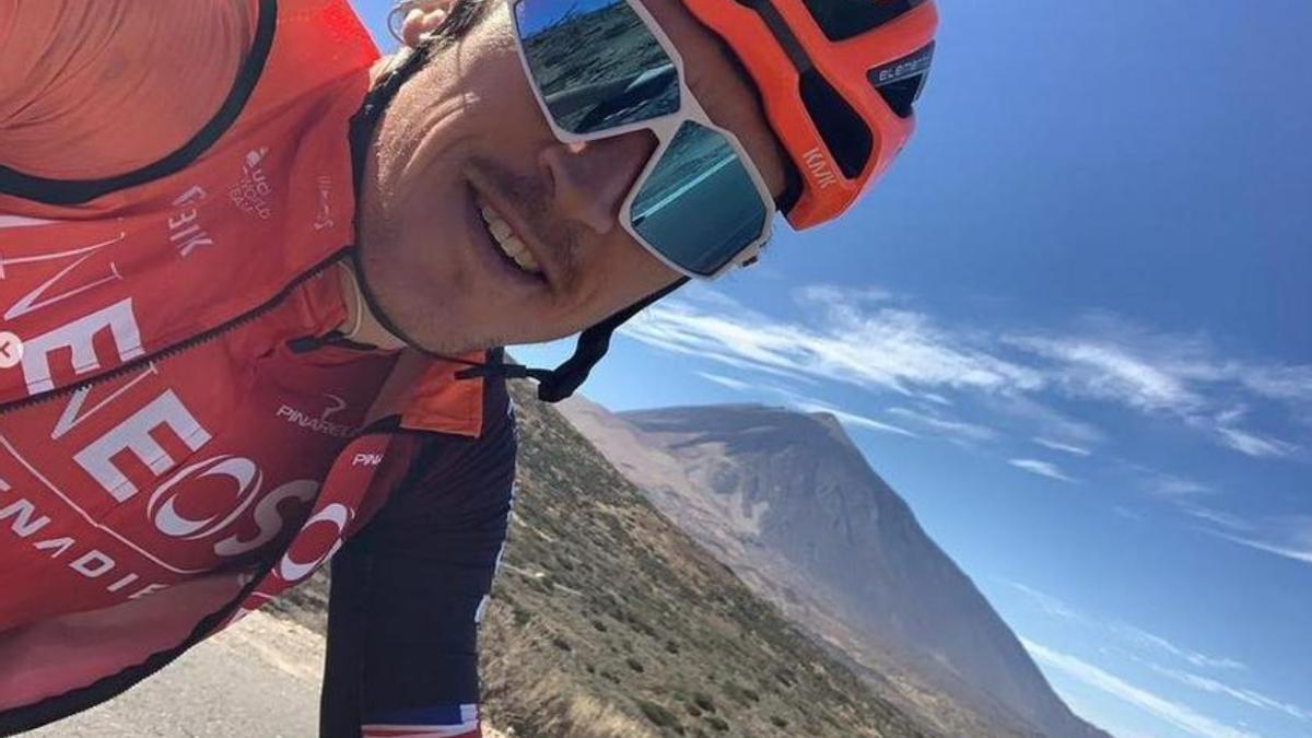 Geraint Thomas se fotografía con el Teide al fondo