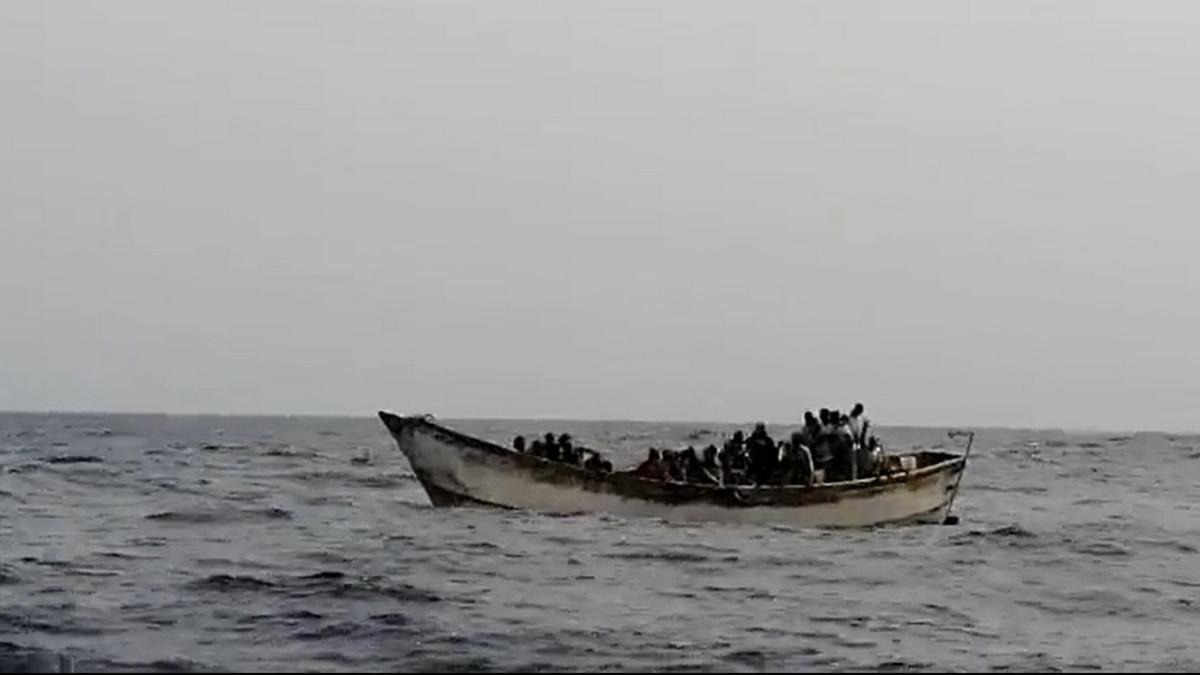 Una imagen de archivo de una de las pateras que llega a las costas canarias.