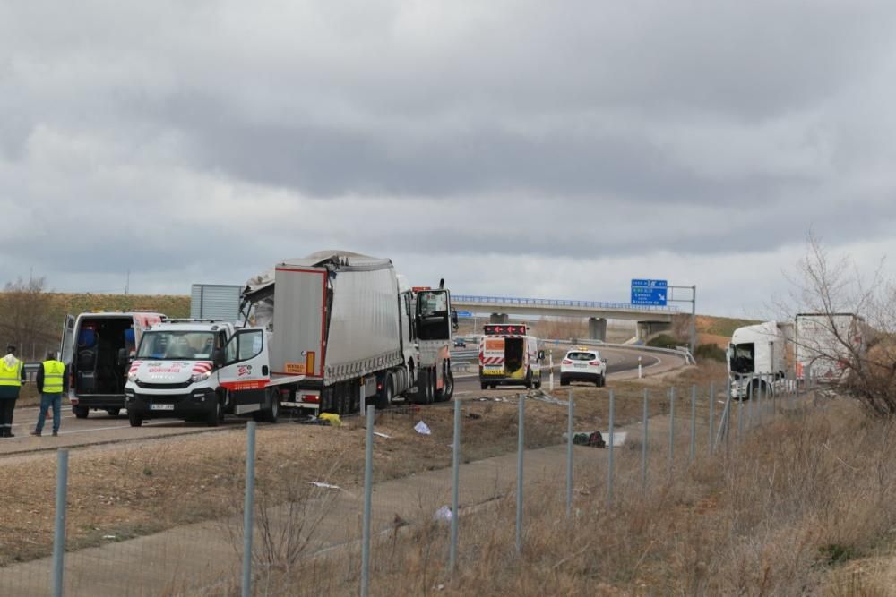 Accidente de dos camiones en la A-66, Zamora