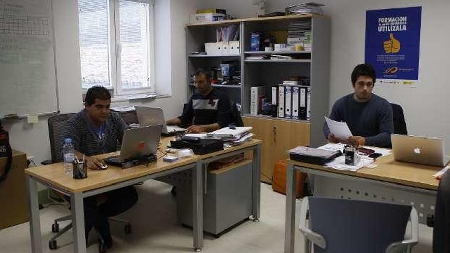 Tres jóvenes emprendedores en una de las empresas ubicadas en las instalaciones de la Diputación Provincial de Zamora.