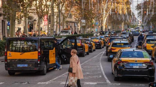Taxis detinguts ahir a la Gran Via de Barcelona durant la protesta. | JORDI OTIX