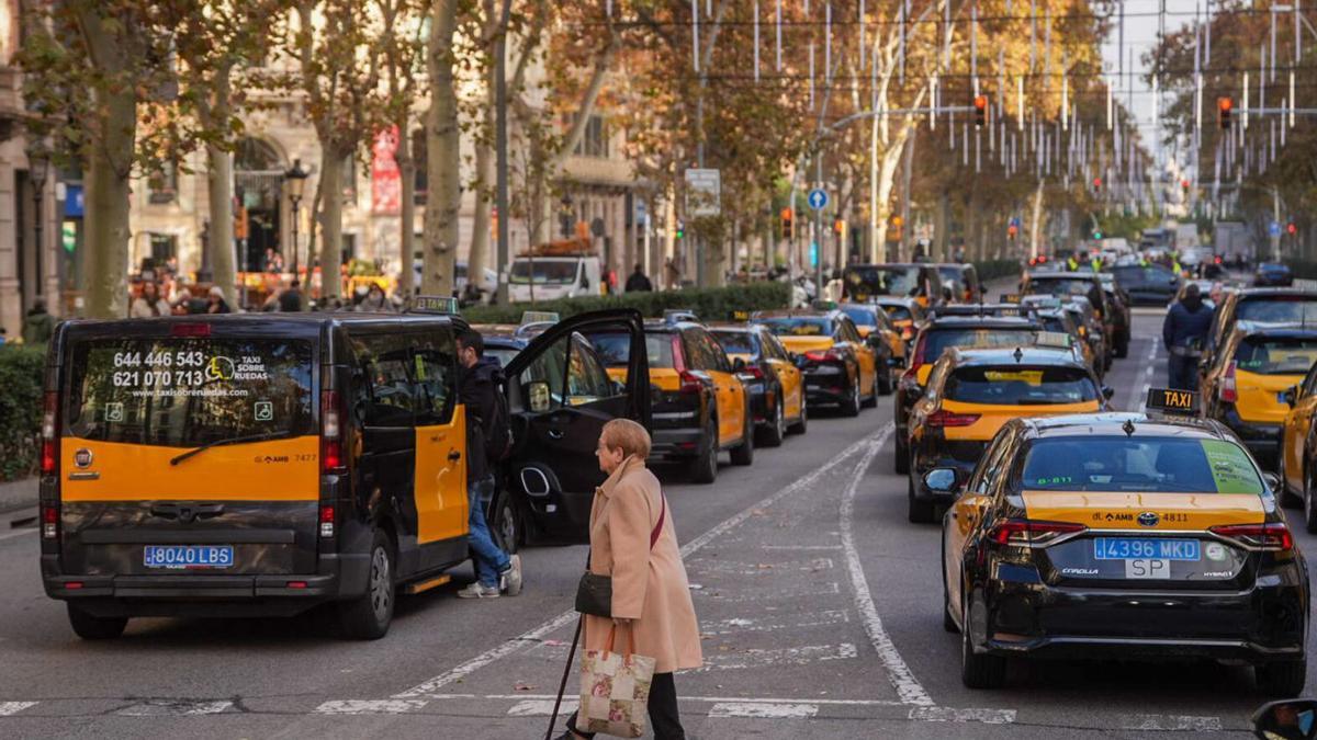 Taxis parados en una protesta del gremio en la Gran Via de Barcelona