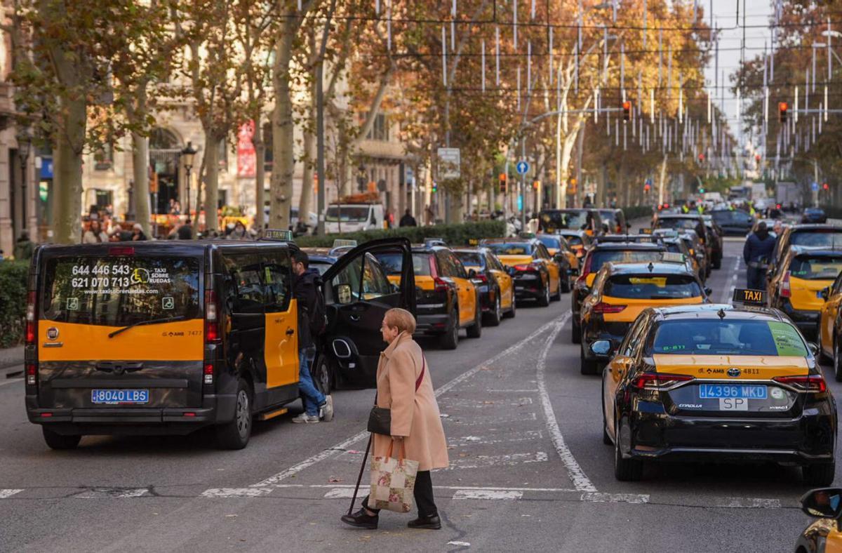 La vaga del taxi redobla la pressió perquè s’aprovi la ‘llei anti Uber’
