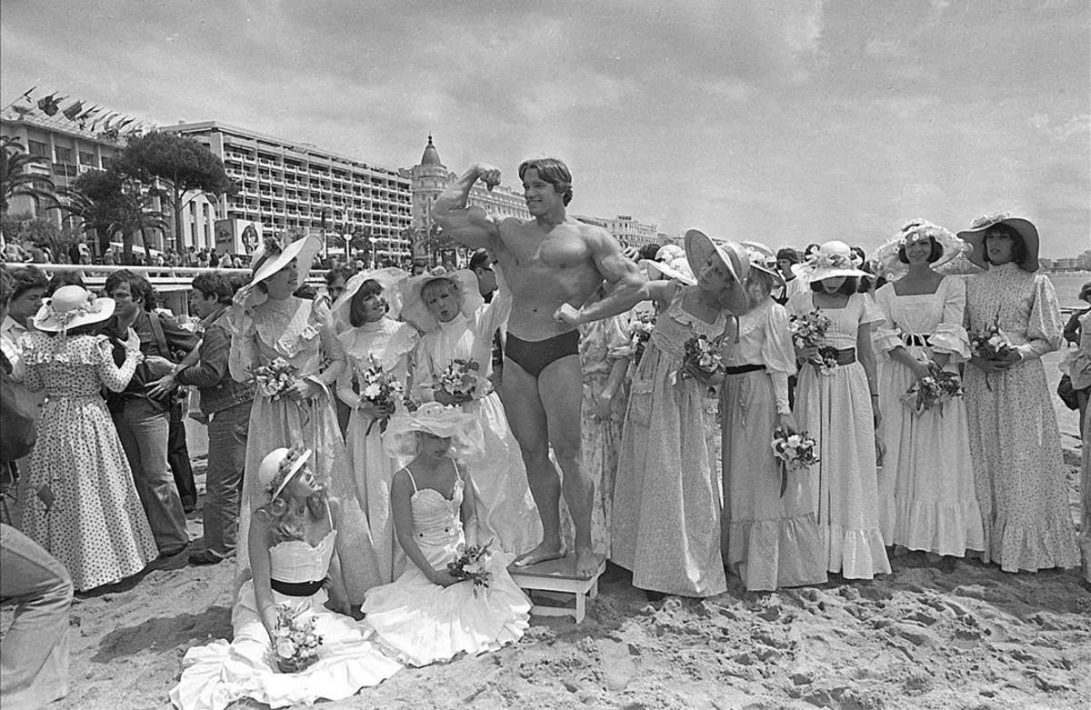 20 de mayo de 1977, Arnold Schwarzenegger muestra su cuerpo en la playa de Cannes, antes de la presentación de su película Pumping Iron en el Festival.
