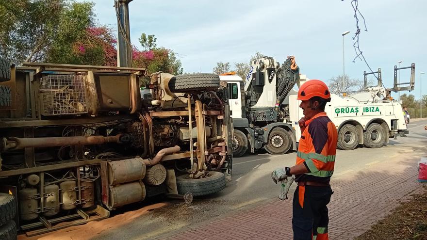 Vuelca un camión cargado de  palmeras en Santa Eulària