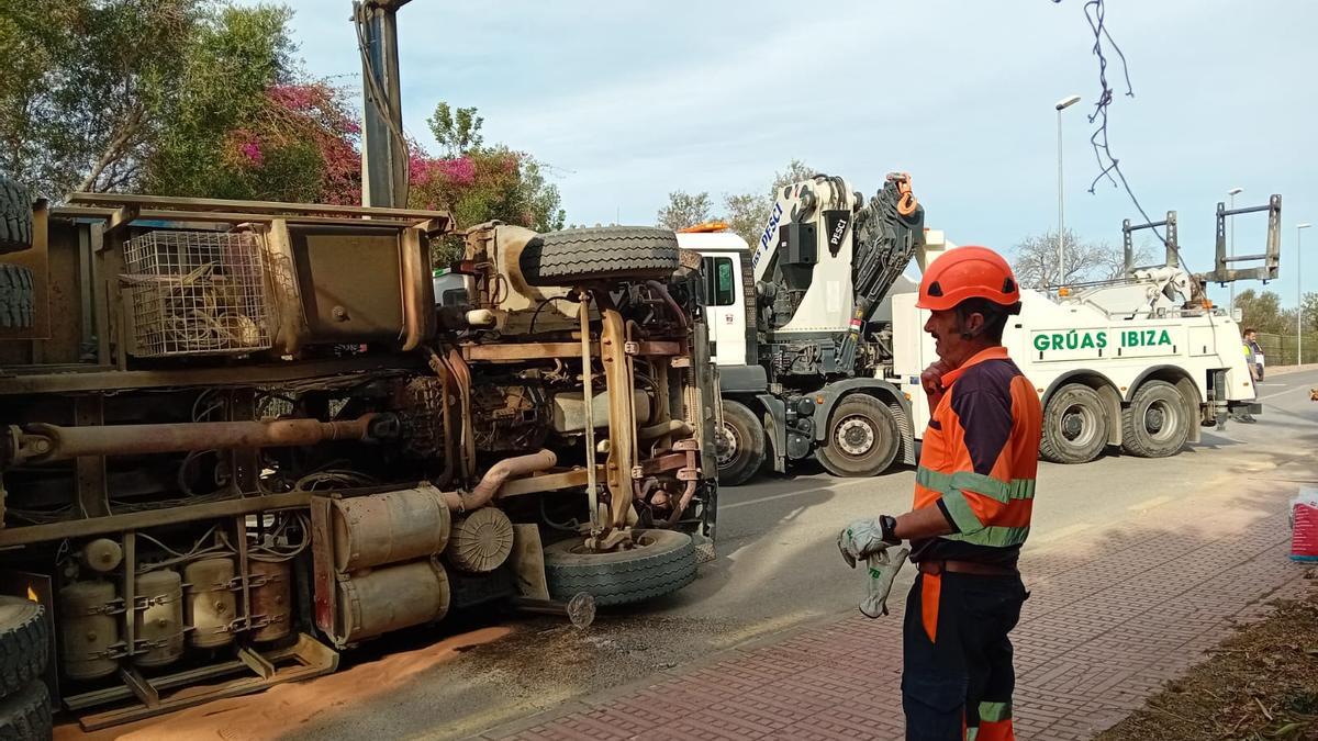 Vuelca un camión de diez cargado de  palmeras en Santa Eulària