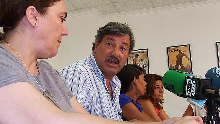 Vera, ayer, junto a tres concejalas del grupo municipal durante la rueda de prensa.