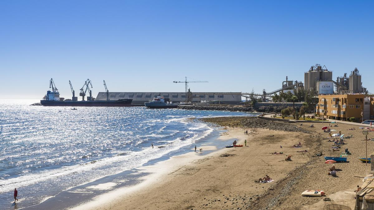 A la derecha, cementera de Ceisa en E Pajar, junto a las instalaciones portuarias de la empresa en el muelle de Santa Águeda.