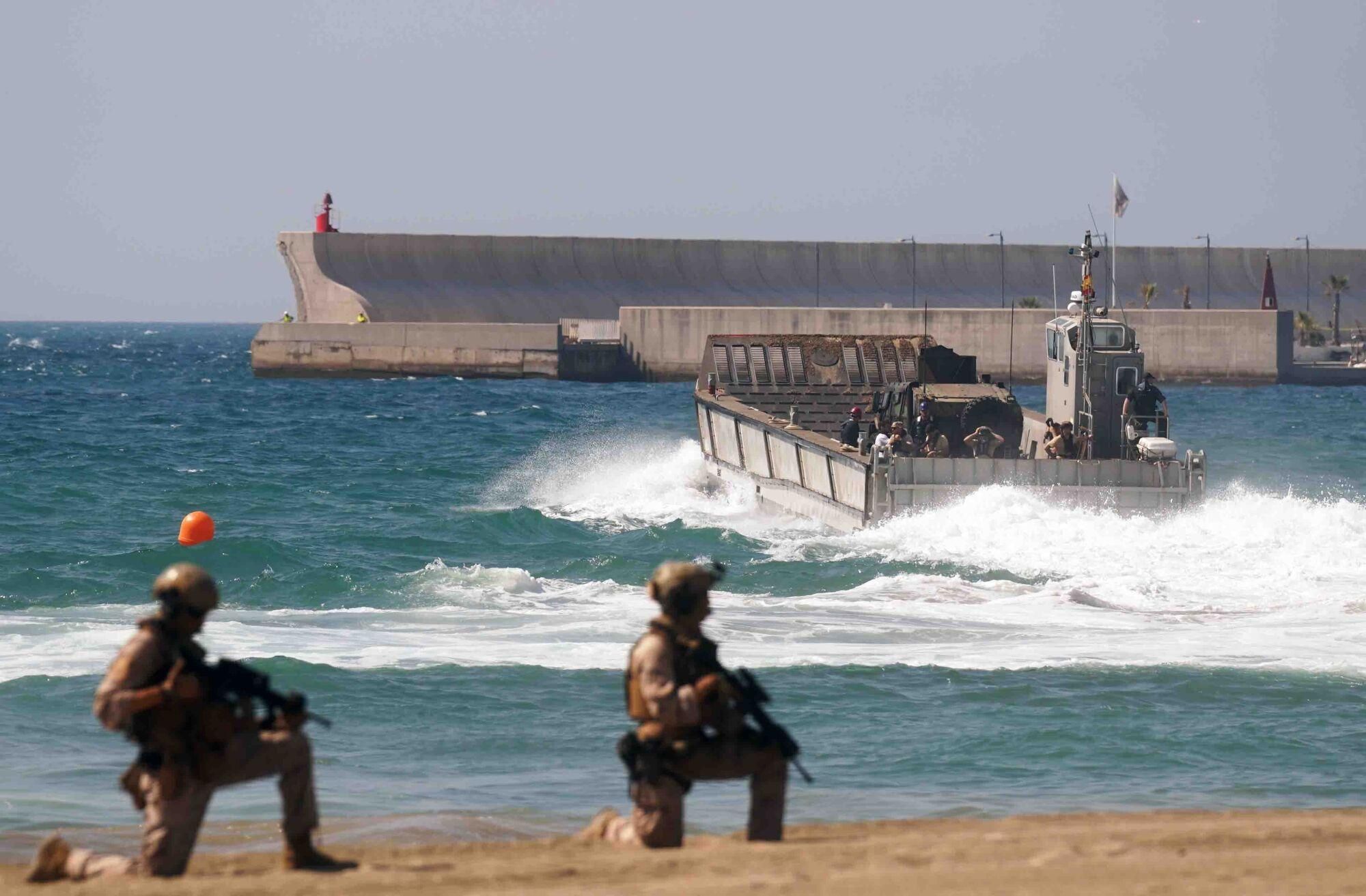 Exhibición dinámica de un desembarco anfibio de La Armada, donde aviones, helicópteros, Infantes de Marina, embarcaciones rápidas y lanchas de desembarco actúan en un escenario simulado de rescate de rehenes