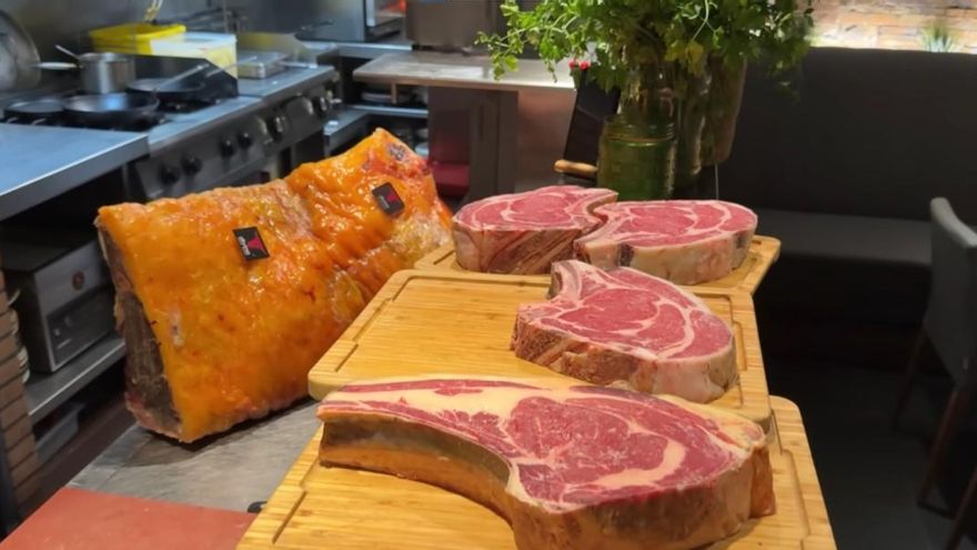 Un popular influencer gastronómico visita &quot;el templo de los chuletones&quot; de A Coruña: &quot;Se deshace en la boca&quot;