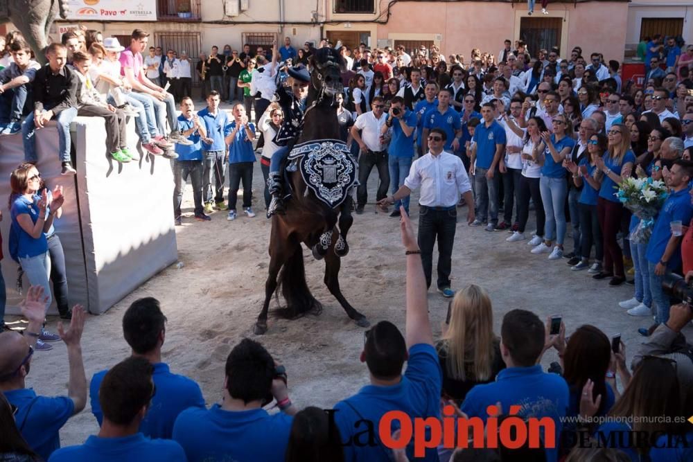 Día uno de mayo, entrada de caballos al Hoyo