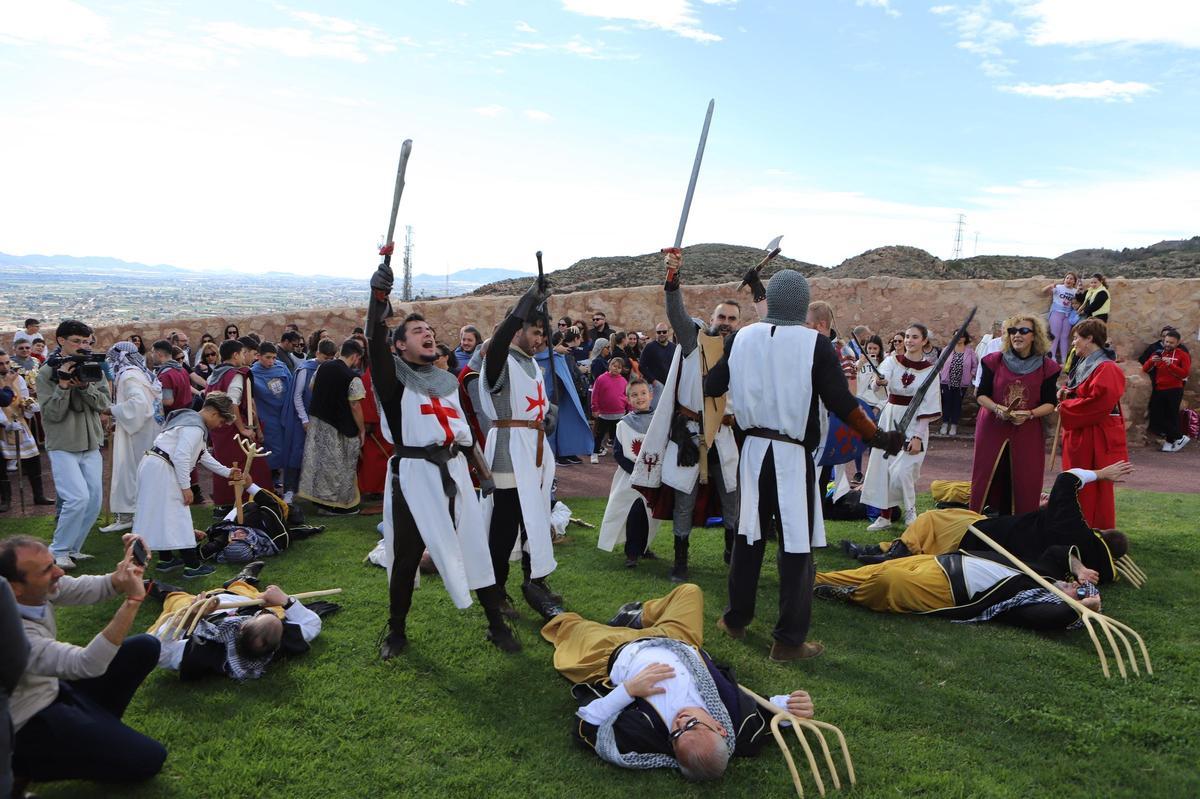 Caballeros cristianos celebran el triunfo sobre las kábilas musulmanas.