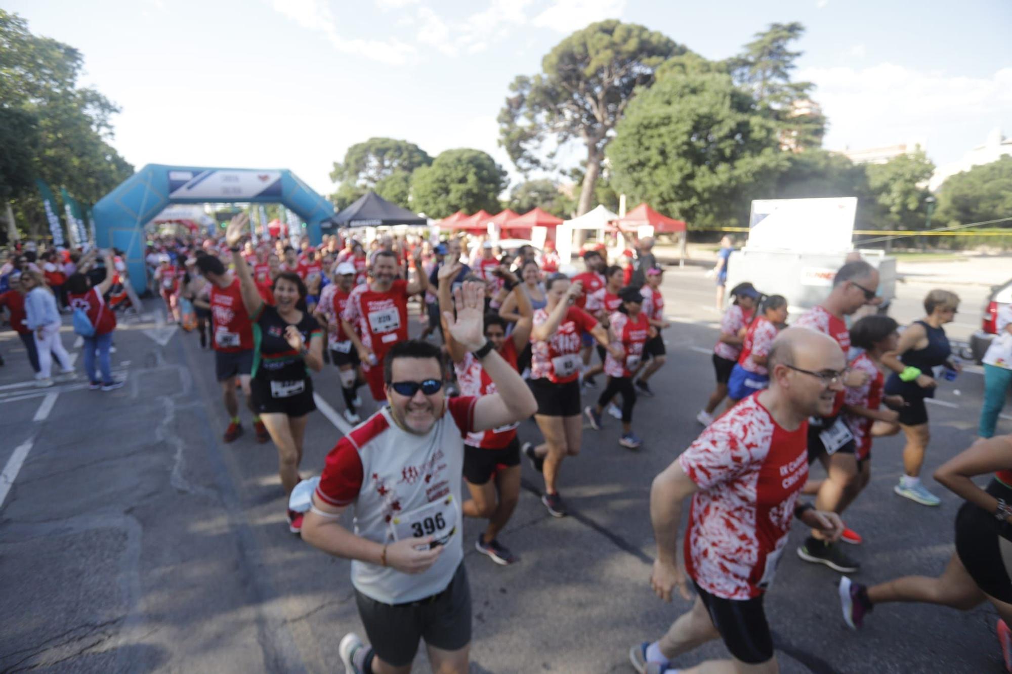 Miles de corredores en IX Carrera de Cruz Roja en València