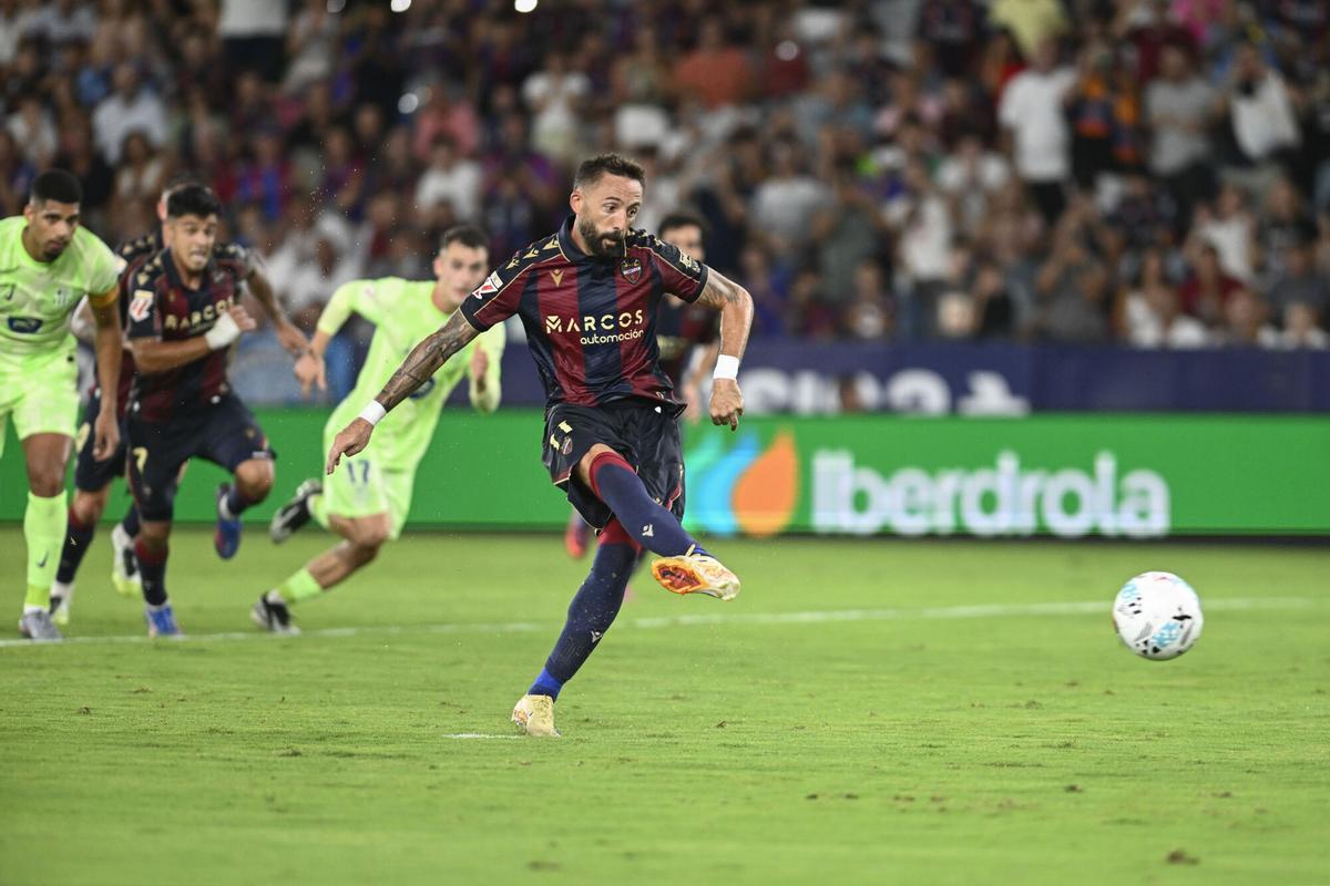 Morales batió a Joan Garcia de penalti en la primera vuelta de la temporada