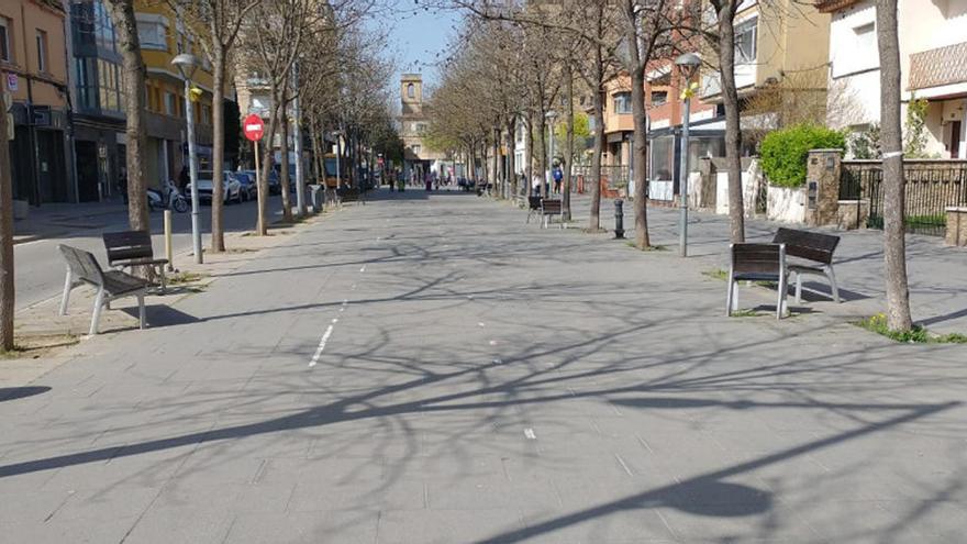 El passeig de la Ciutat de Girona on l&#039;Ajuntament de Salt habitualment instal·la les parades de Sant Jordi