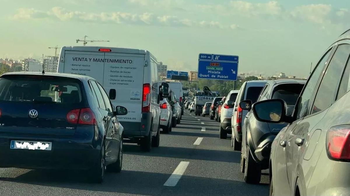 Cues en la V-30 a l’altura de Quart de Poblet i Mislata