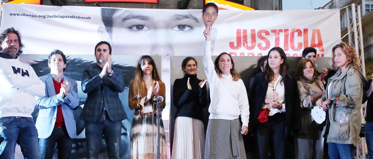 Familiares de la joven y otros allegados en un acto de homenaje a la joven fallecida.