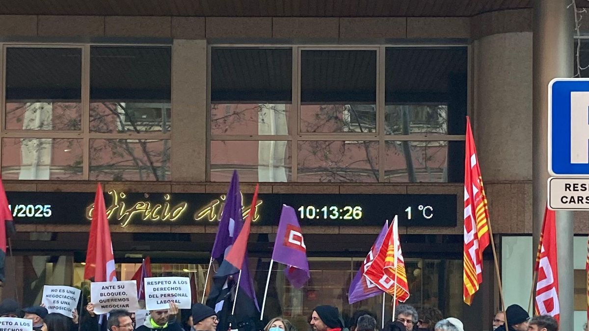 Protesta de CCOO y CGT a las puertas del SAMA.