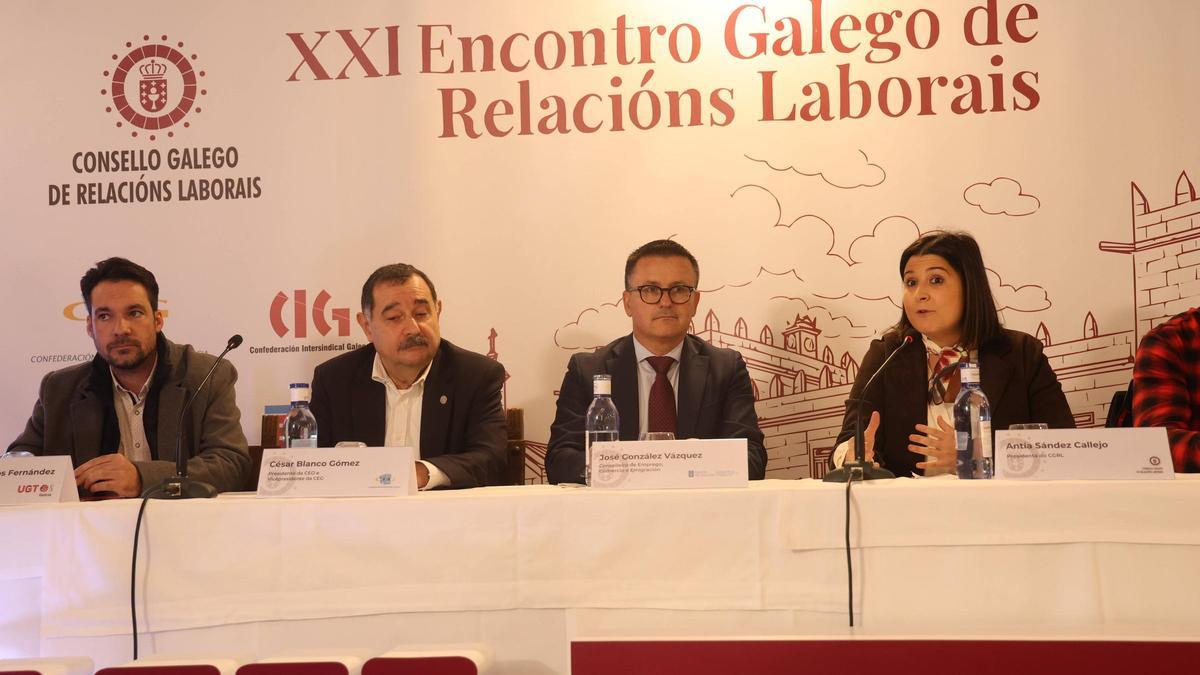 El conselleiro José González, segundo por la izquierda, durante el encuentro.