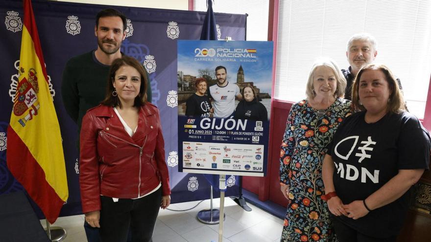 Por la izquierda, Saúl Craviotto, Adriana Lastra, Dámaso Colunga, Blanca Cañedo y Rocío Álvarez, ayer durante la presentación de la carrera en la comisaría de la Policía Nacional. | ÁNGEL GONZÁLEZ