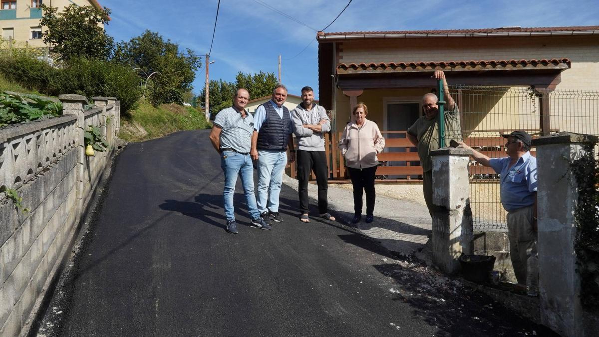 Alejandro Villa, concejal de Siero, junto a vecinos de El Cuto, en el camino de La Foyaca recién asfaltado.
