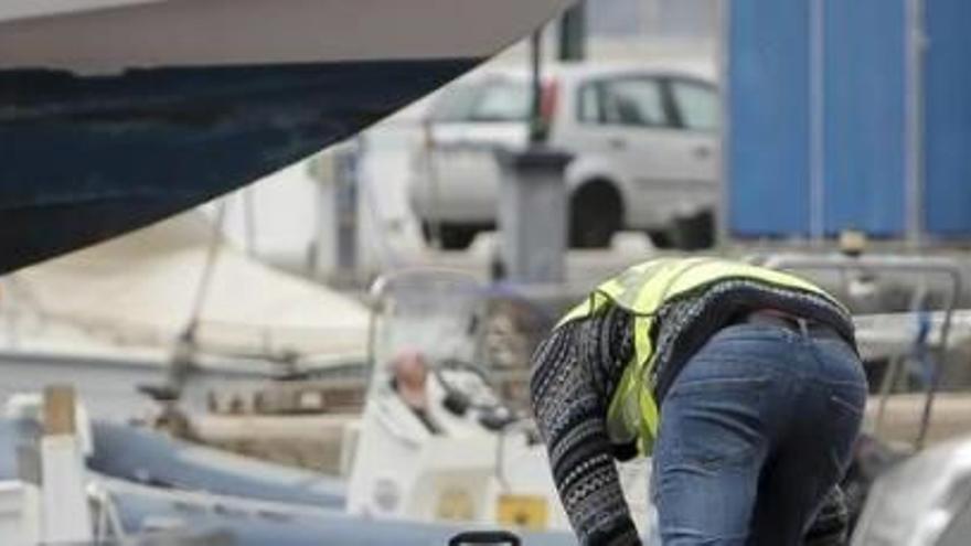 Ein Mitarbeiter der Guardia Civil beugt sich über den Toten.