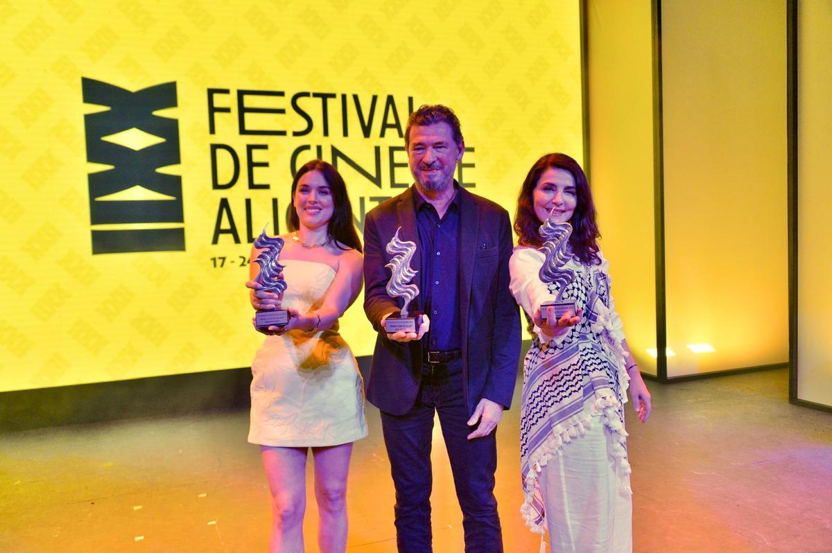 Adriana Ugarte, Julio Medem y Ana Fernández con sus respectivos galardones