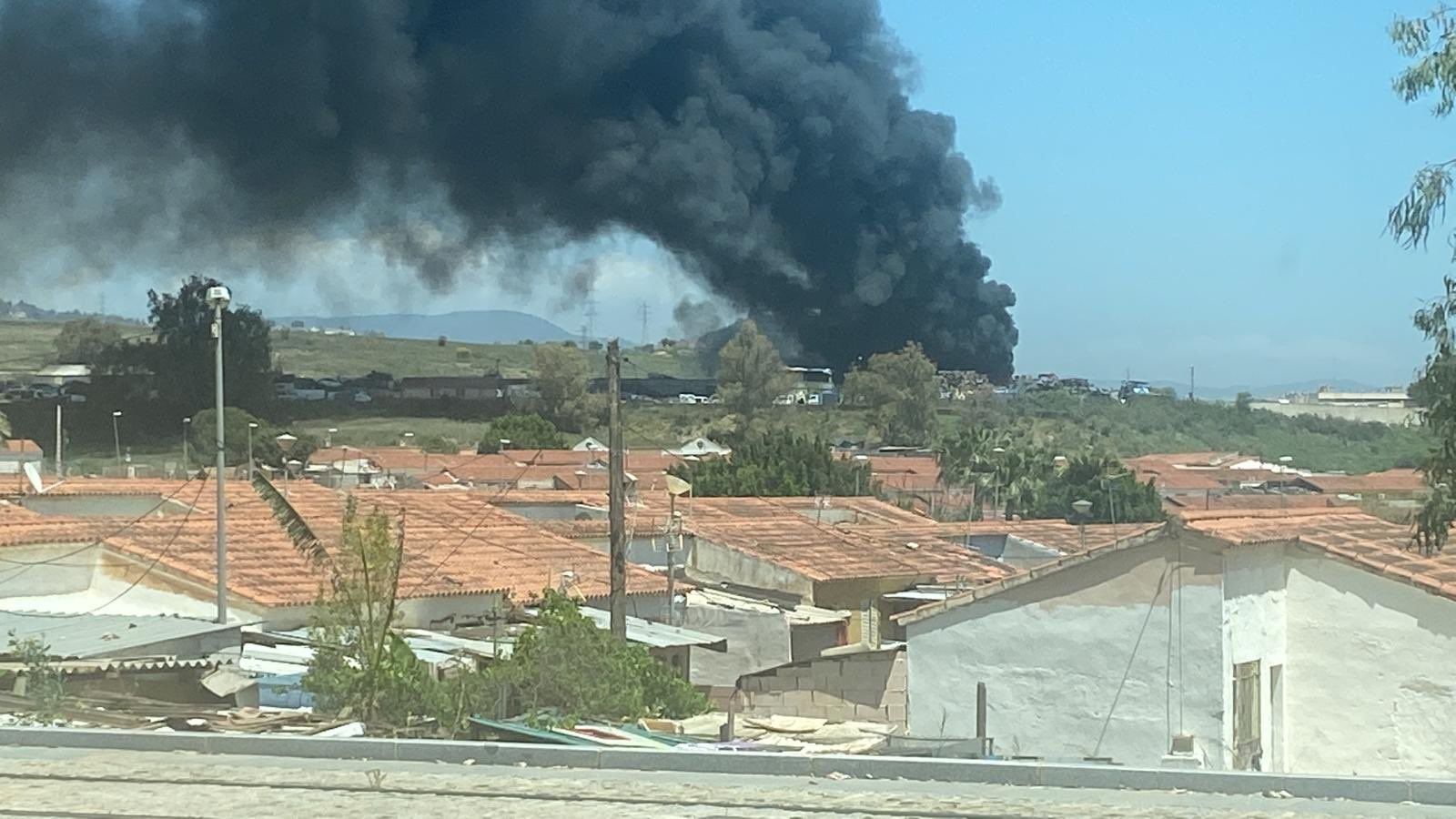 Imágenes del incendio de un desguace en Los Asperones