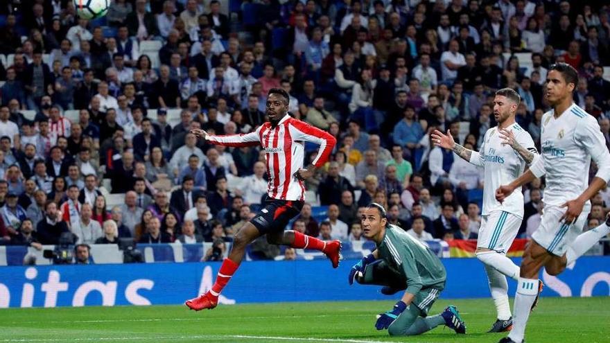 Williams observa cómo el balón se cuela en la portería tras su remate, ante Navas, Ramos y Varane.