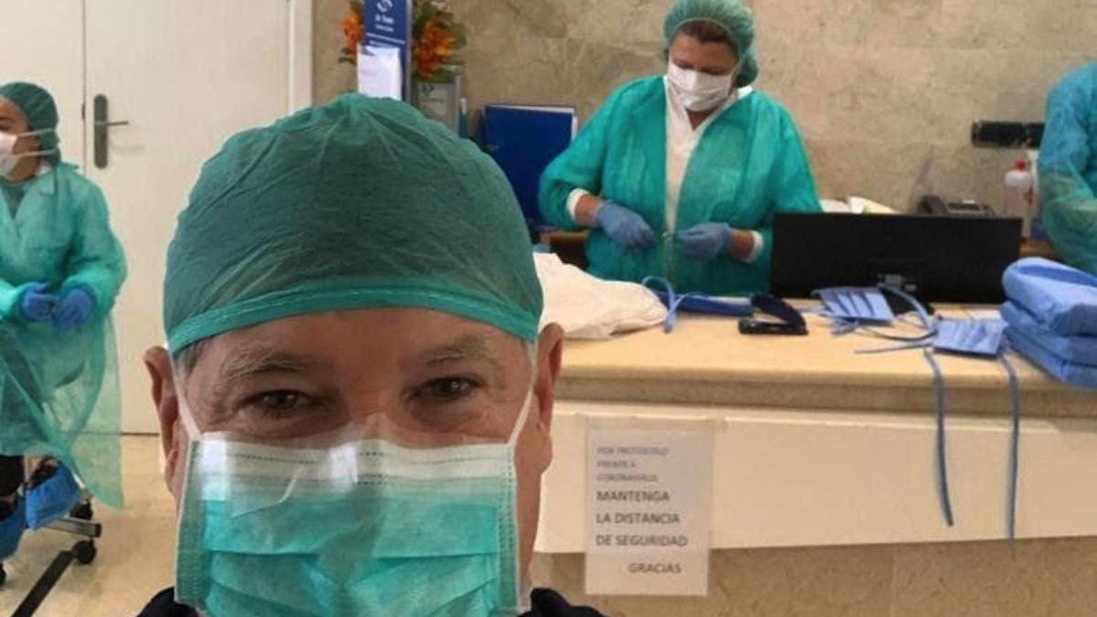 La Clínica Ocular Dr. Tirado de Fuengirola decidió usar el material excedente de quirófano para fabricar mascarillas y protectores faciales.