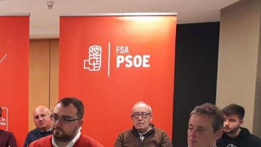 Adrián Barbón, a la izquierda, junto a Marcelino Marcos, en un momento del debate sobre presupuestos en Gijón.