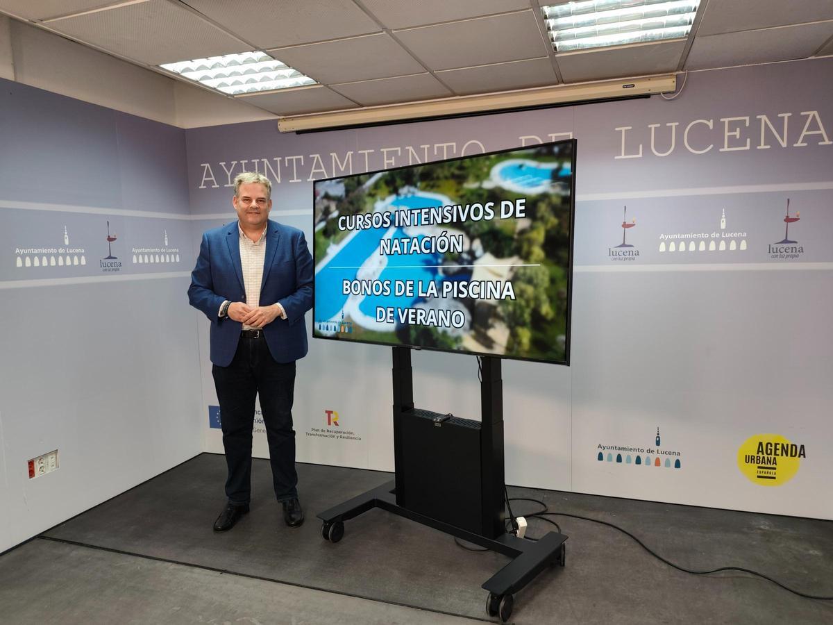 El concejal Ángel Novillo informa sobre la temporada estival de las piscinas de Lucena.