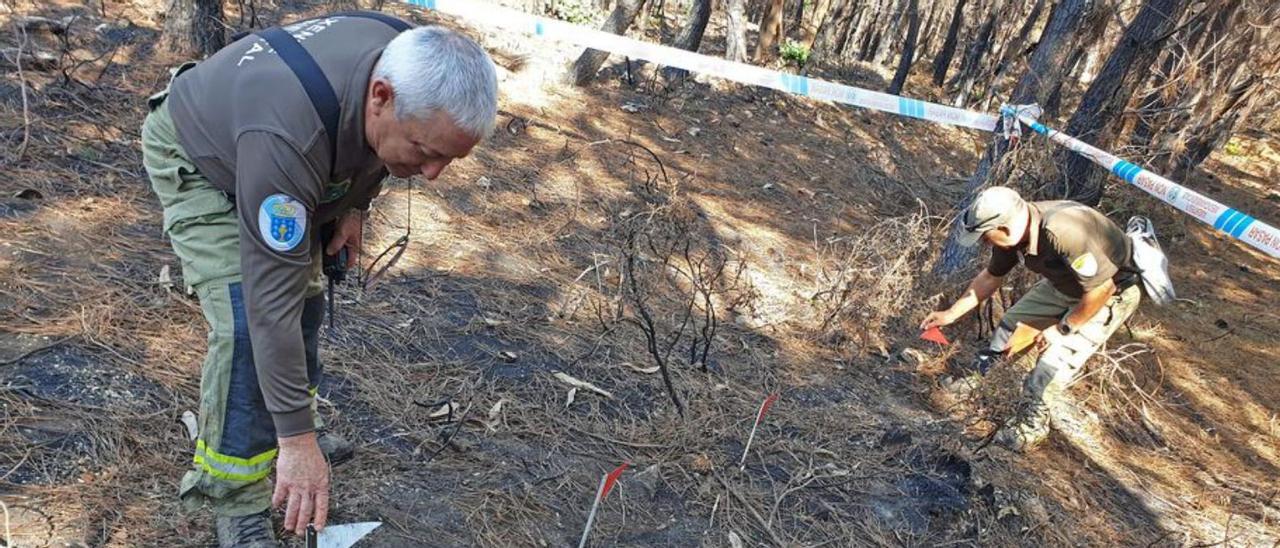 Agentes de la UIFO investigan un incendio en Salvaterra. |  // M.G. BREA