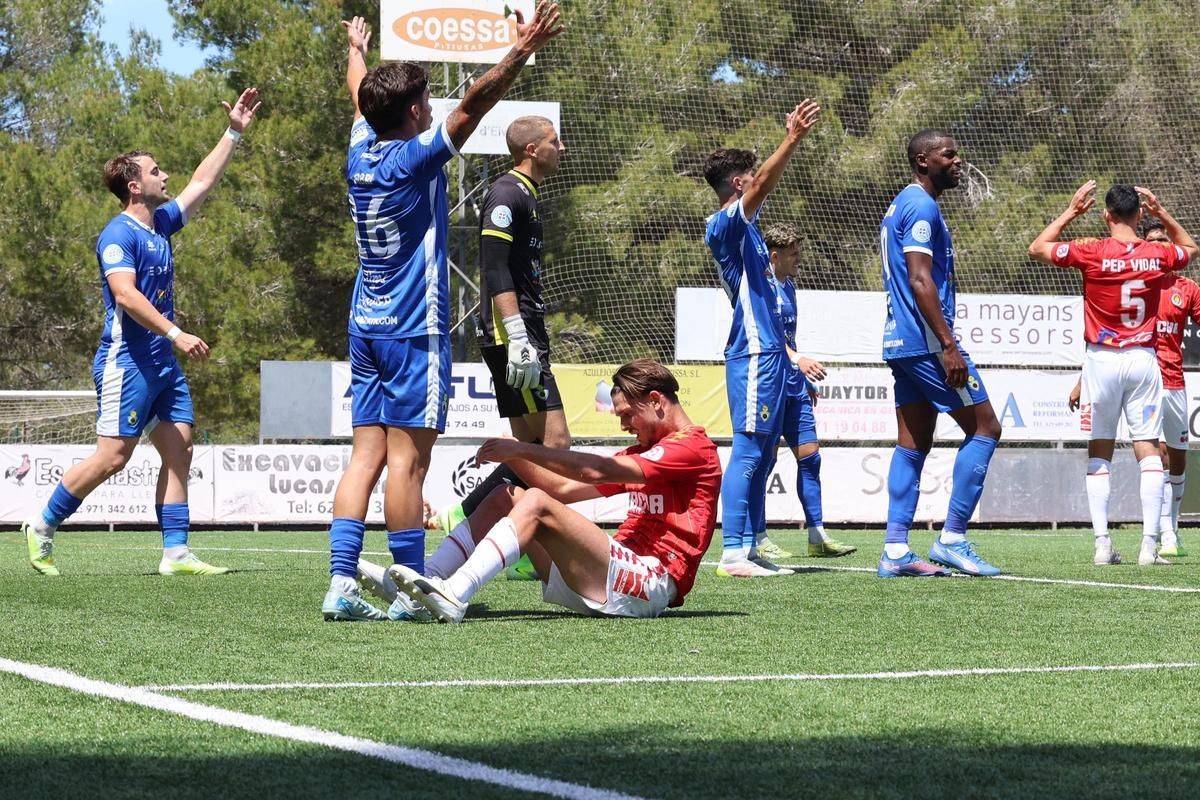 Imágenes del empate de la SD Ibiza ante el CE Andratx por 2-2 en Sant Rafel
