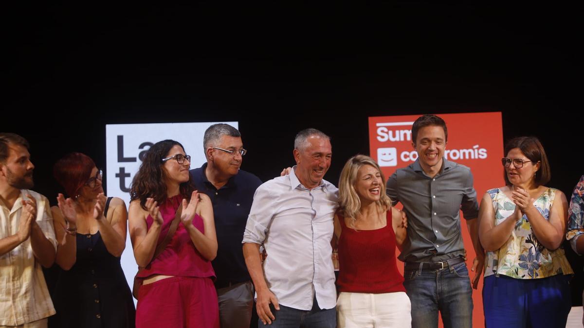 Varios dirigentes de Compromís junto a la líder de Sumar, Yolanda Díaz, en un acto en València.