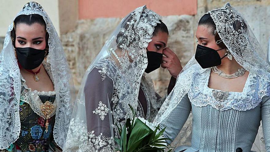 Las fallas improvisan una Ofrenda por goteo el día  de la celebración frustrada