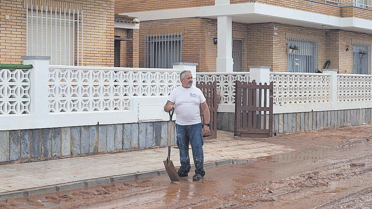 Un vecino de Los Nietos limpia las calles tras el paso de la dana