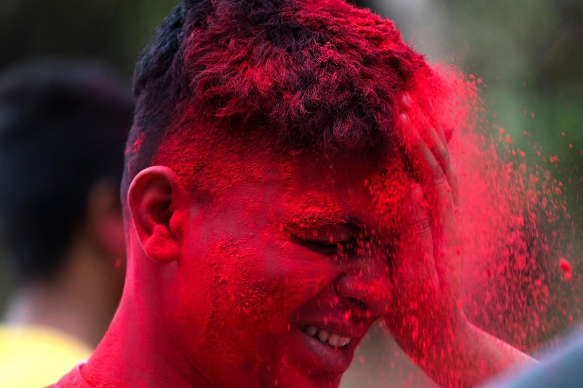 Participantes en las celebraciones del Holi en Bombay