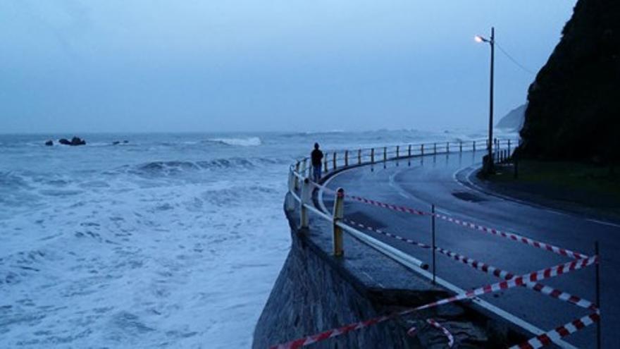 La playa de Aguilar no libra de los daños por el temporal