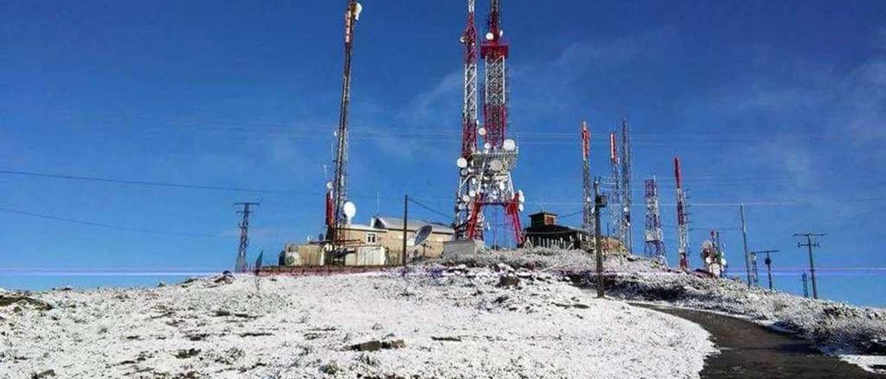 Las antenas del Monte Faro, sobre la nieve que cubrió la montaña en febrero de 2016. // Kty