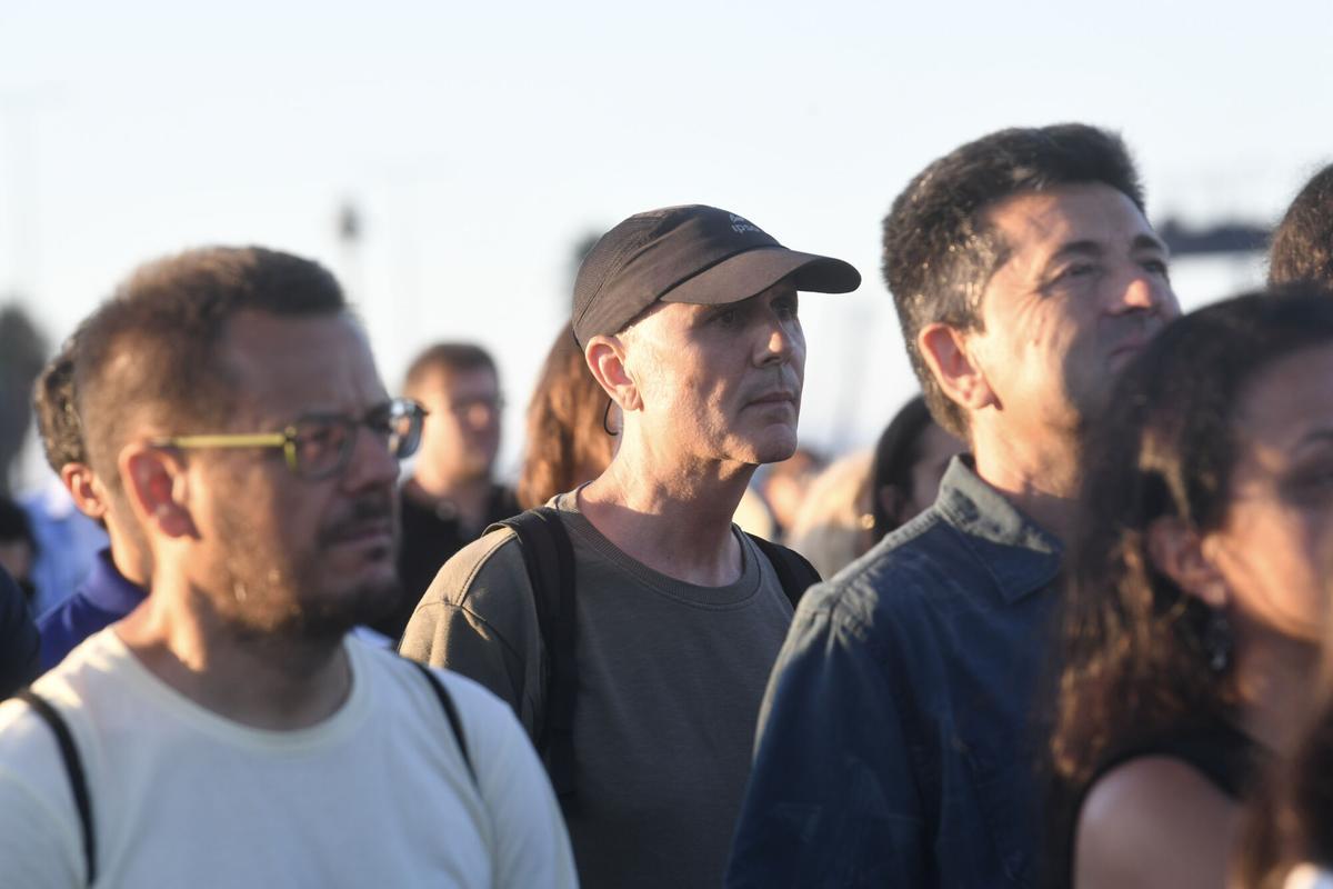 La cantautora y productora portuguesa llevó este jueves al castillo de San Antón una fusión de música tradicional lusa con sonidos electrónicos y sintetizadores durante la segunda jornada del Festival Noroeste Estrella Galicia.