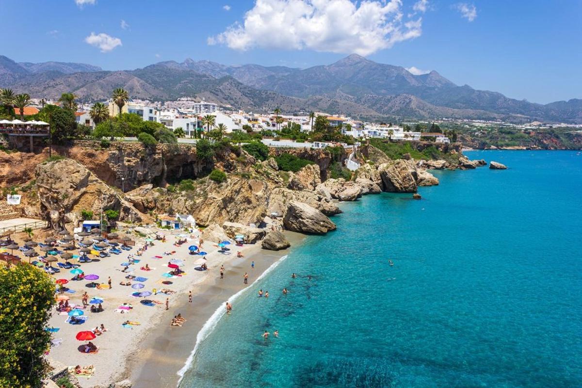 Vistas del pueblo de Nerja desde el famoso Balcón de Europa