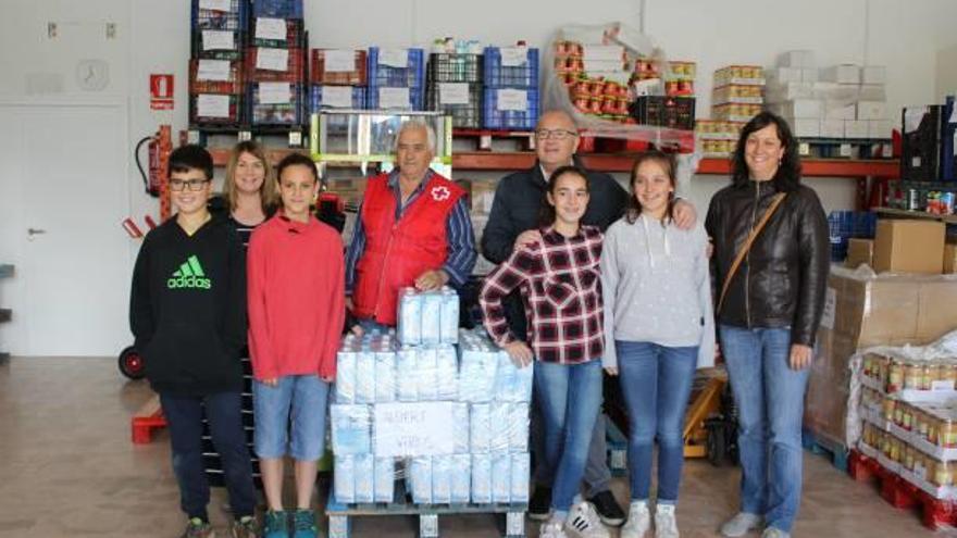 La delegació escolar fa entrega dels litres de llet al Banc d&#039;Aliments