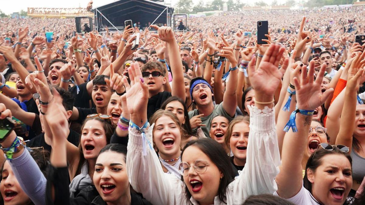 Arriba, público asistente al festival durante uno de los conciertos de ayer. Abajo, Dani Martín, ayer, en el Monte do Gozo.   | // ÁLVARO BALLESTEROS