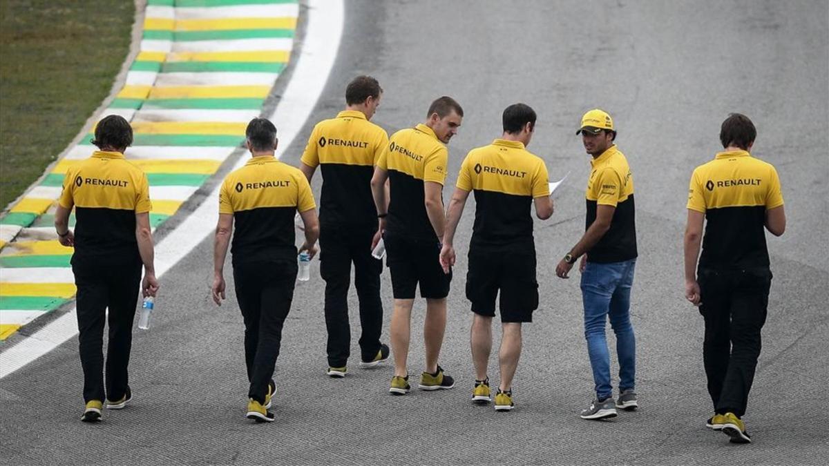 Carlos Sainz inspecciona el circuito de Interlagos