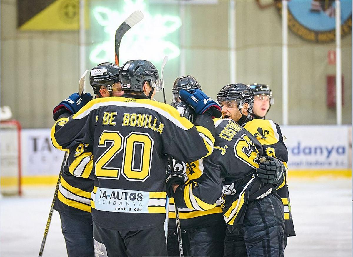 Els jugadors del conjunt ceretà celebrant un triomf