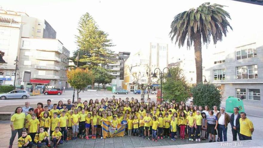 Los atletas, el cuerpo técnico del club y los representantes municipales en la foto de familia del club.