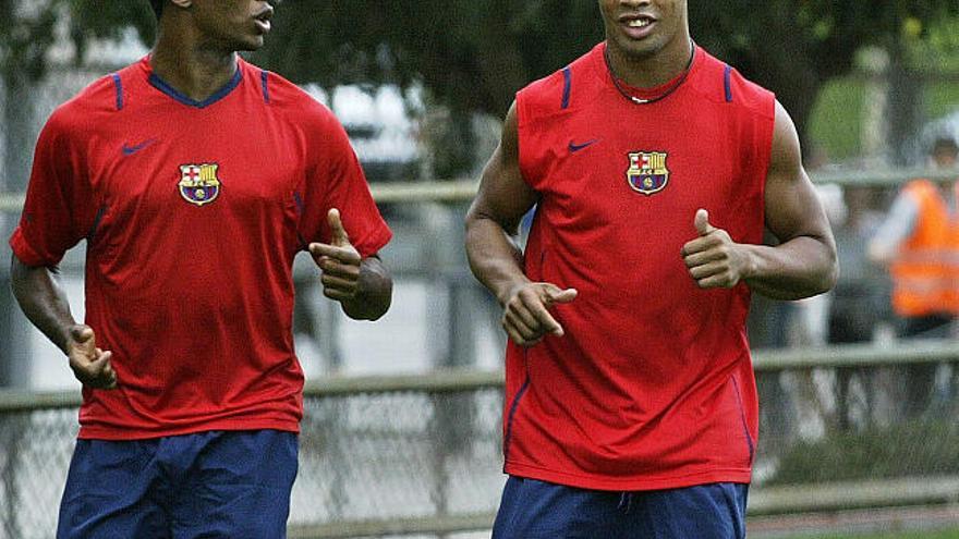 El brasileño Ronaldo de Assis Moreira &quot;Ronaldinho&quot;, y al delantero camerunés, Samuel Eto´o,durante un entrenamiento.